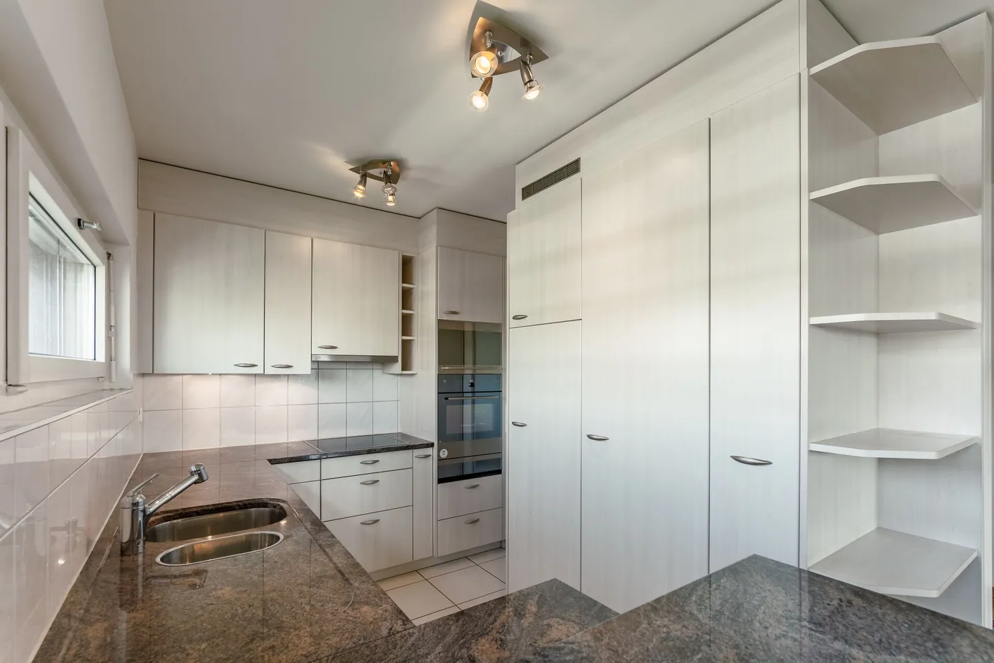 Appartement de 4 1/2 pièces en ville dans un emplacement central et calme à Zug - Photo 7 sur 17