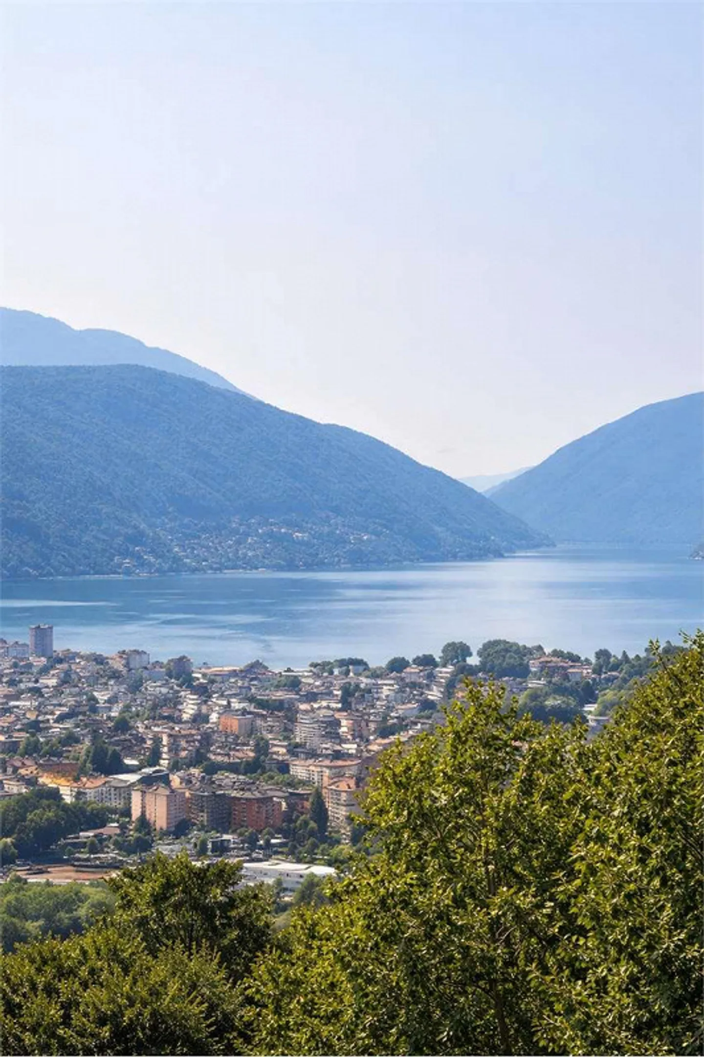 Elegante Villa mit Seeblick - Foto 1 von 13