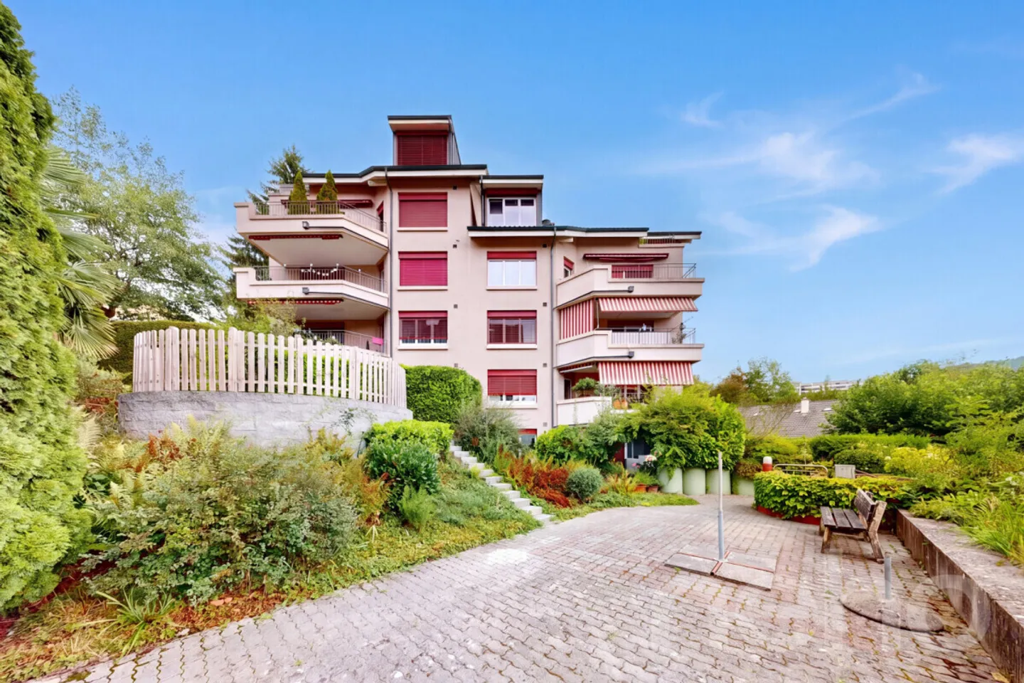 Luminoso appartamento di 4,5 stanze con 105 m², camino, 2 balconi e garage - Foto 1 di 12