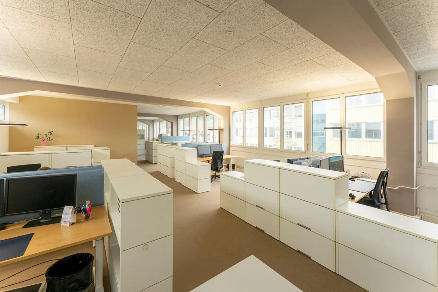 Bureaux abordables (244 m2) au cœur de Köniz - Photo 2 sur 9