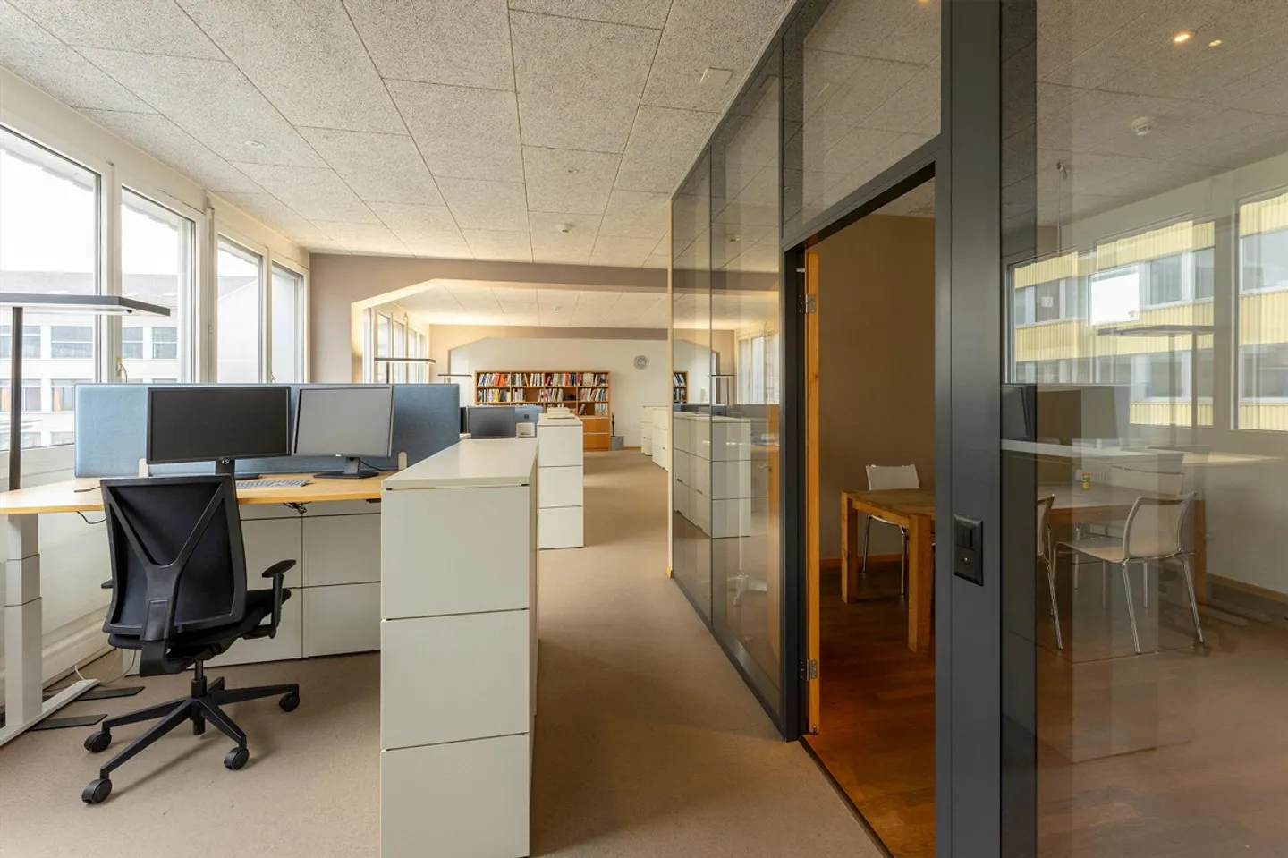 Bureaux abordables (244 m2) au cœur de Köniz - Photo 4 sur 9