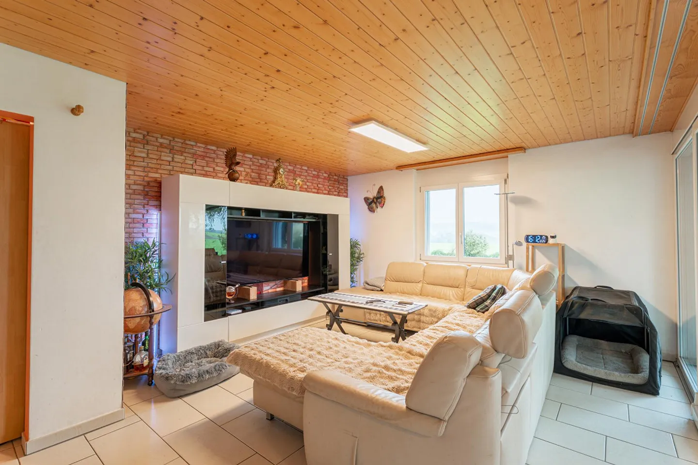 Charming Bungalow with Spacious Garden - Photo 2 of 3