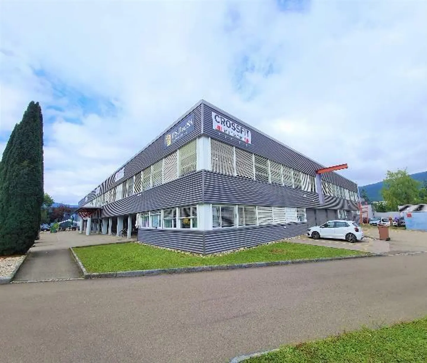 Mixed-use building for sale - Photo 1 of 32