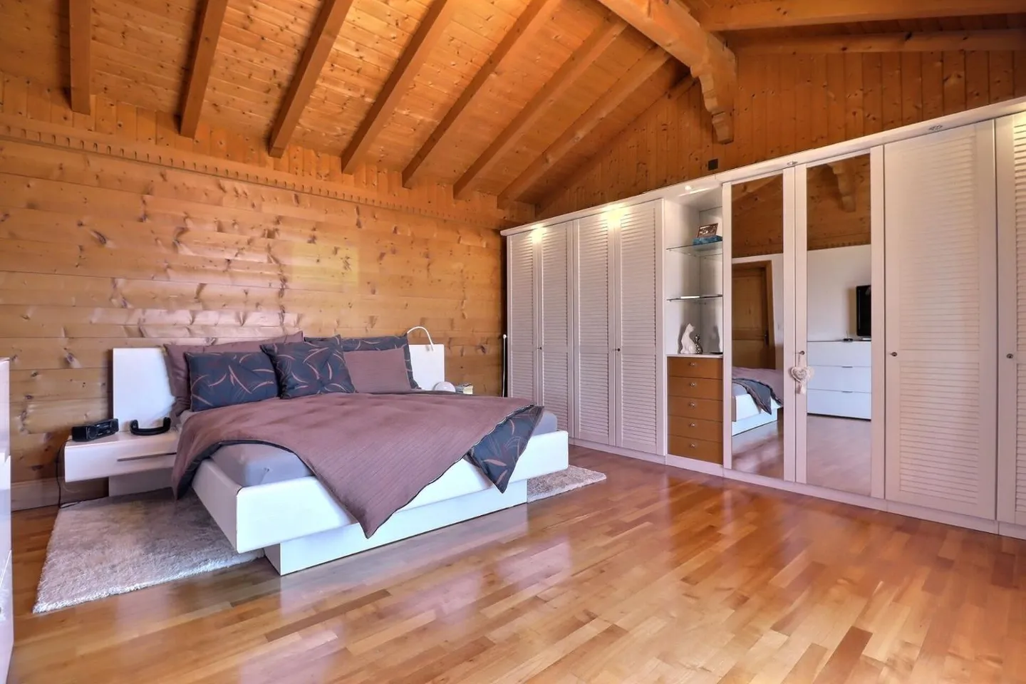 Magnificent Chalet mit Blick auf den See und die Berge - Foto 8 di 10