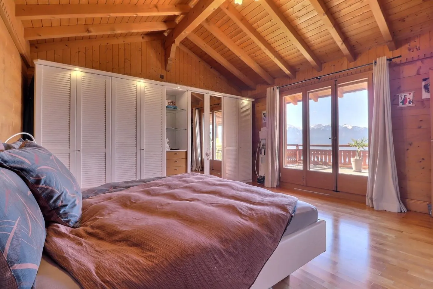 Magnificent Chalet mit Blick auf den See und die Berge - Foto 9 di 10
