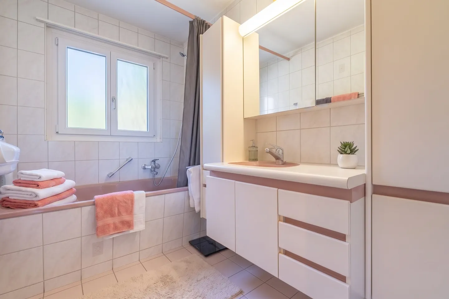 Maison bifamiliale avec paradis de jardin et potentiel de développement - Photo 5 sur 10
