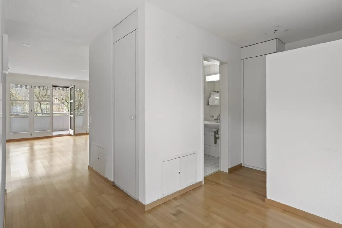 Modern Apartment with Balcony - Photo 3 of 9