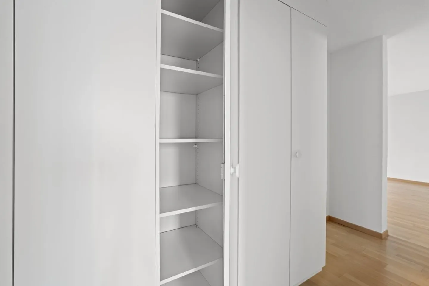 Modern Apartment with Balcony - Photo 4 of 9