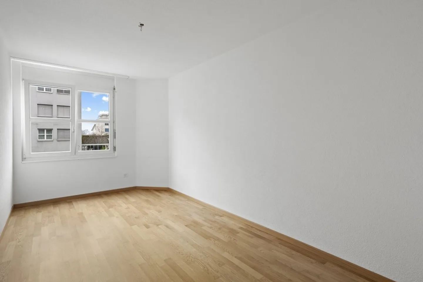 Modern Apartment with Balcony - Photo 6 of 9