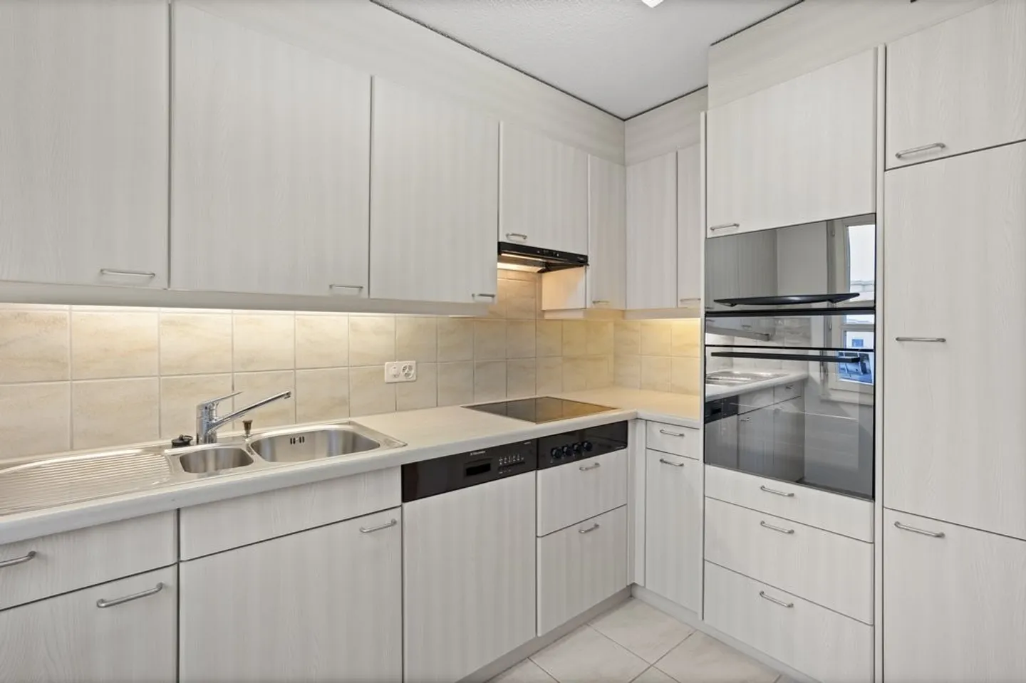 Modern Apartment with Balcony - Photo 9 of 9