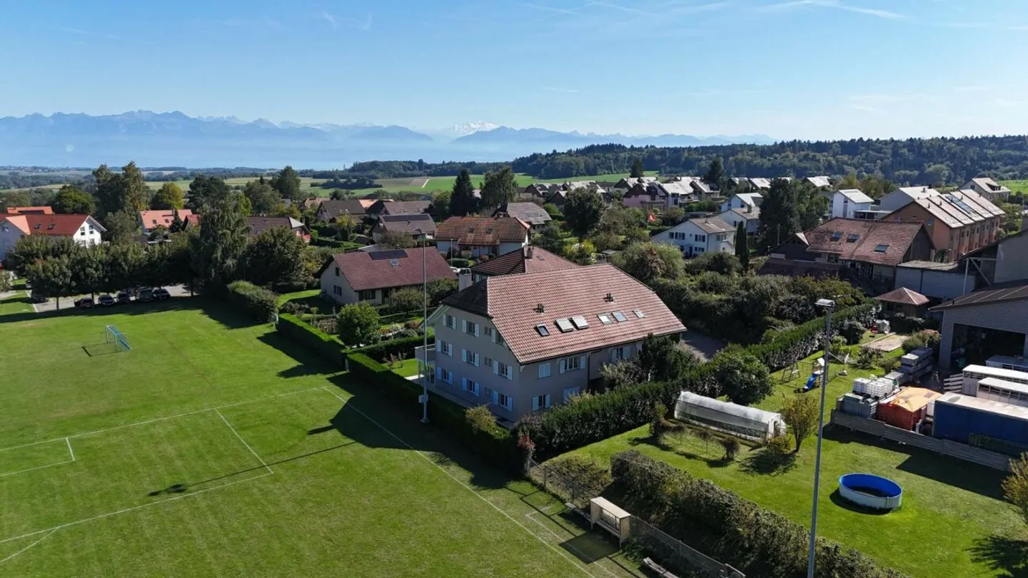 Wohnung im Doppelstock mit 5 Zimmern, Balkon und Innen- und Außenparkplätzen - Foto 3 di 23