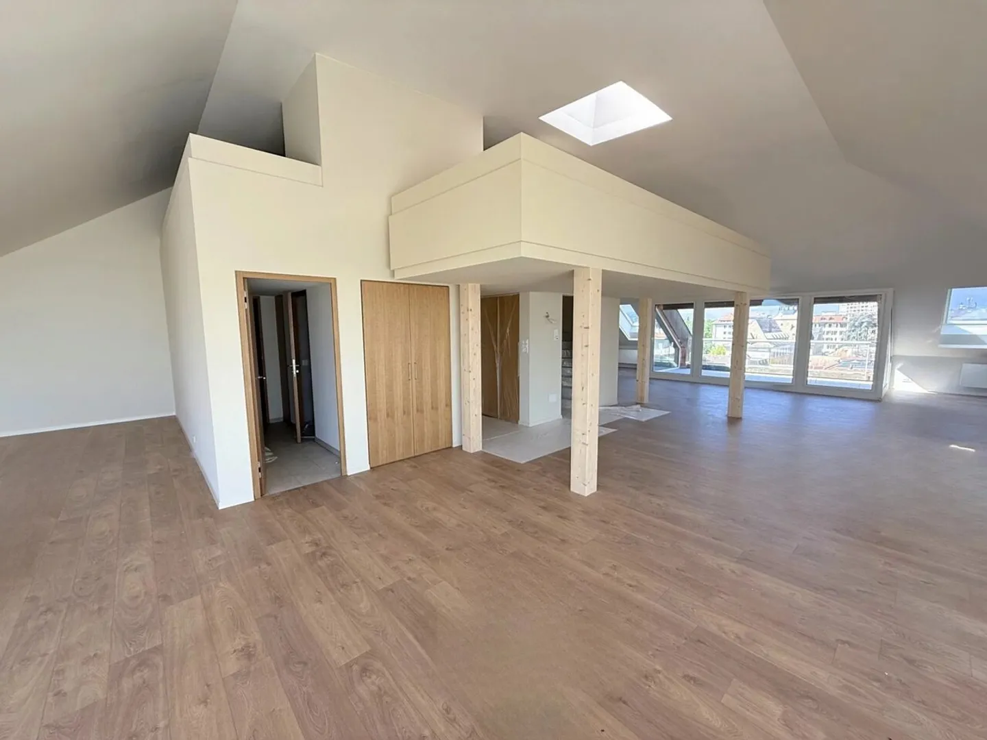 Duplex completamente ristrutturato all'ultimo piano con 2 terrazze - Foto 3 di 13