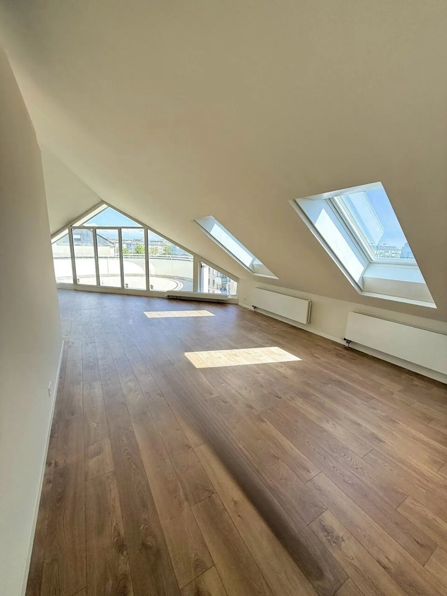 Duplex completamente ristrutturato all'ultimo piano con 2 terrazze - Foto 4 di 13