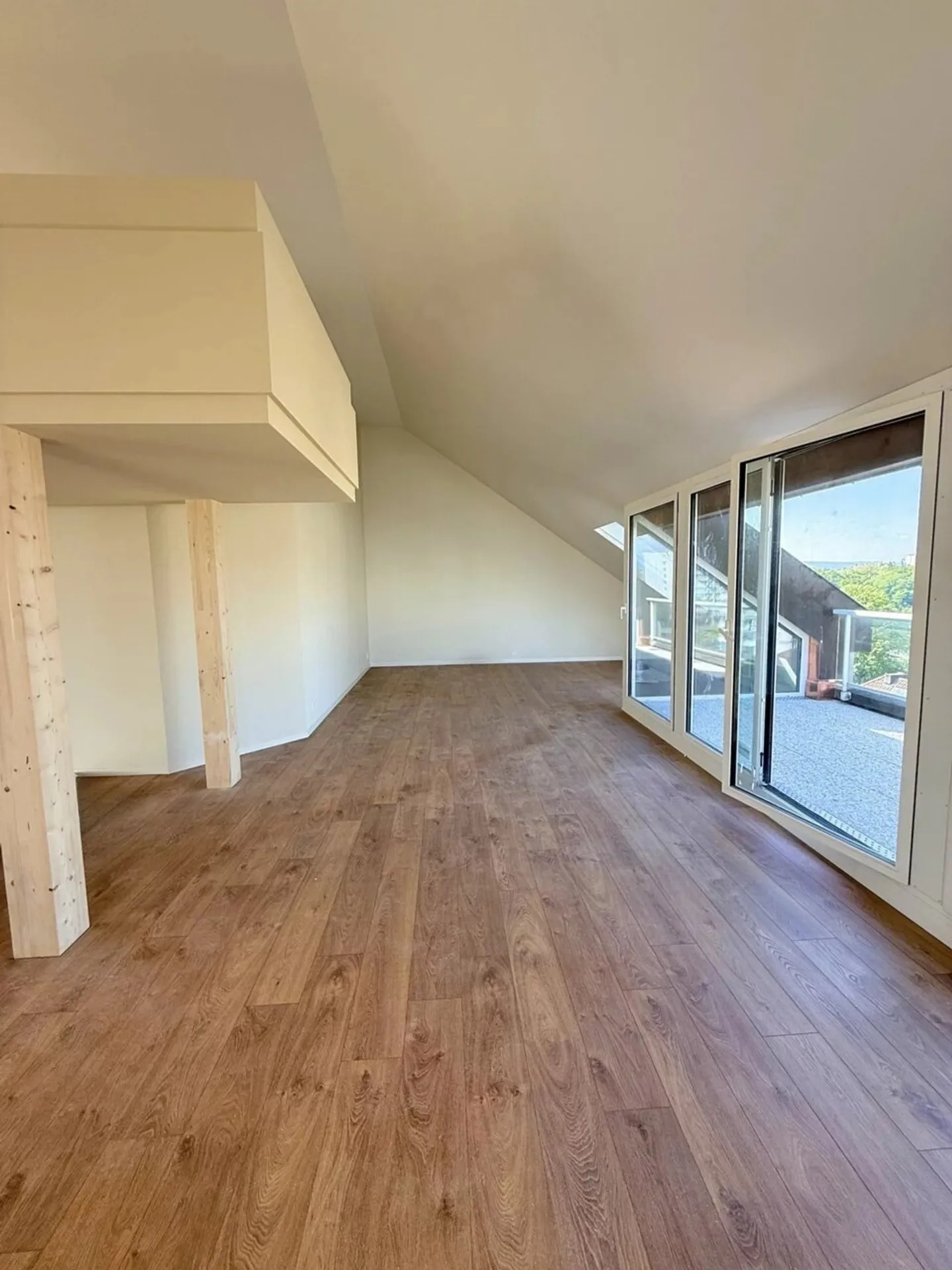 Duplex completamente ristrutturato all'ultimo piano con 2 terrazze - Foto 6 di 13