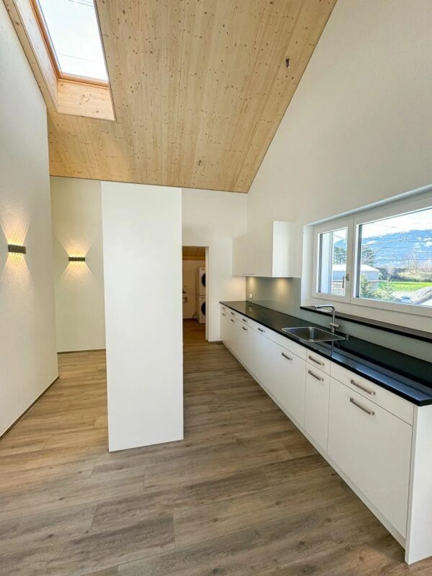 Neuwertige 2.5 Zimmerwohnung im Dachgeschoss - Foto 1 von 6