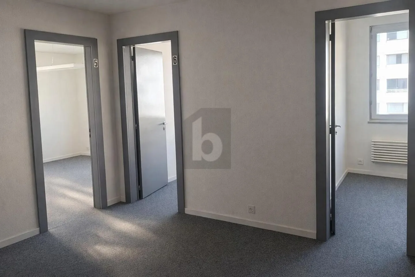 BRIGHT, PRACTICAL AND CENTRAL - Photo 2 of 6