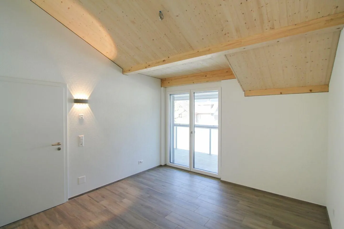 Neuwertige 2.5 Zimmerwohnung im Dachgeschoss - Foto 3 von 6