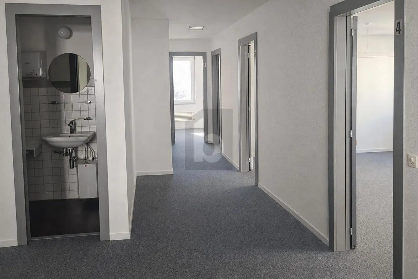 BRIGHT, PRACTICAL AND CENTRAL - Photo 4 of 6