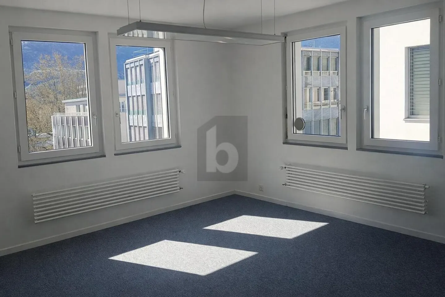 BRIGHT, PRACTICAL AND CENTRAL - Photo 5 of 6