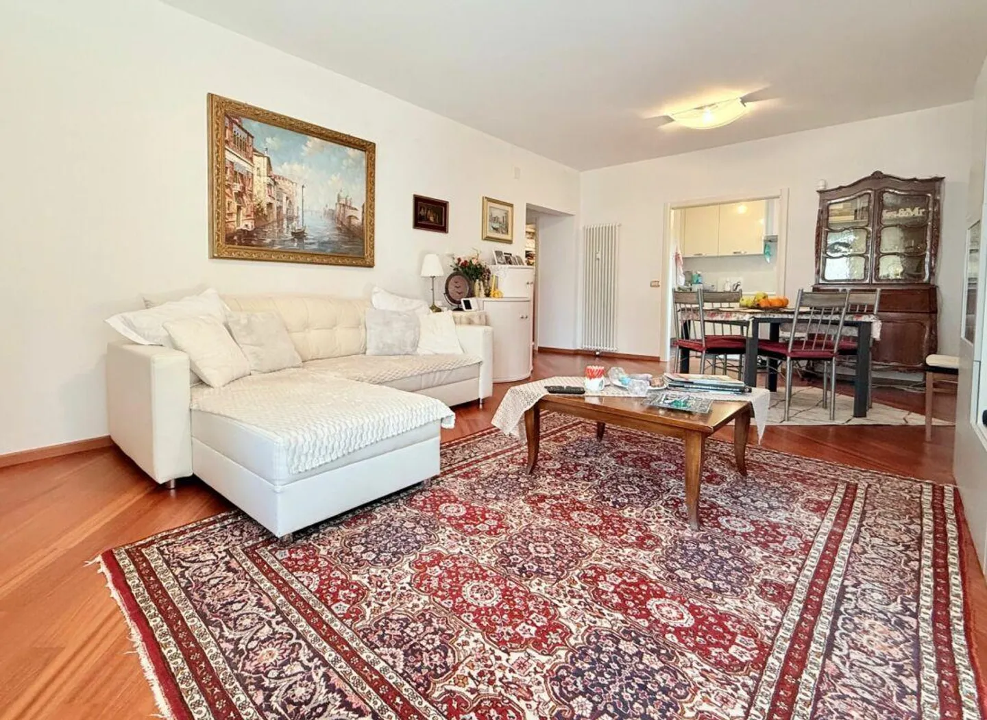 Geräumige Wohnung mit Terrasse - Foto 3 von 8