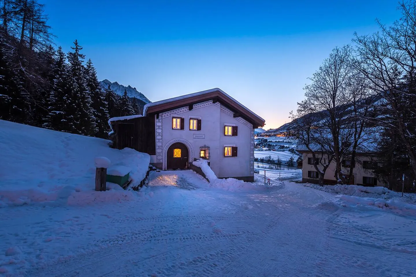 Maison engadine bien entretenue avec grange à foin à Scuol - Photo 1 sur 7