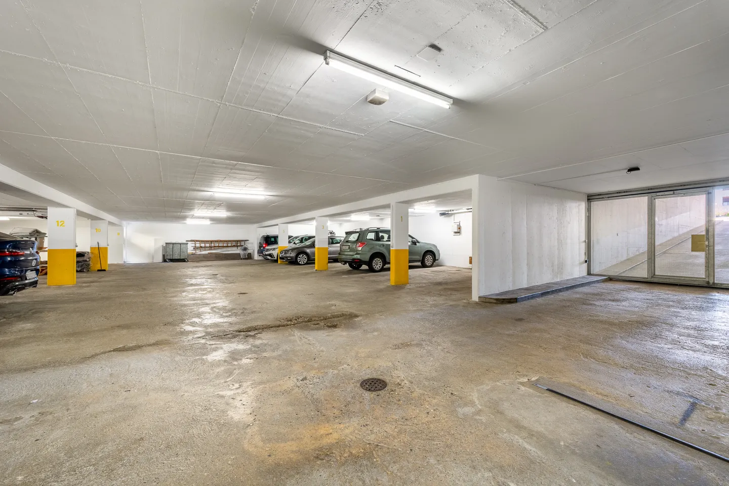 Maison multifamiliale avec 12 unités et garage - Photo 2 sur 9