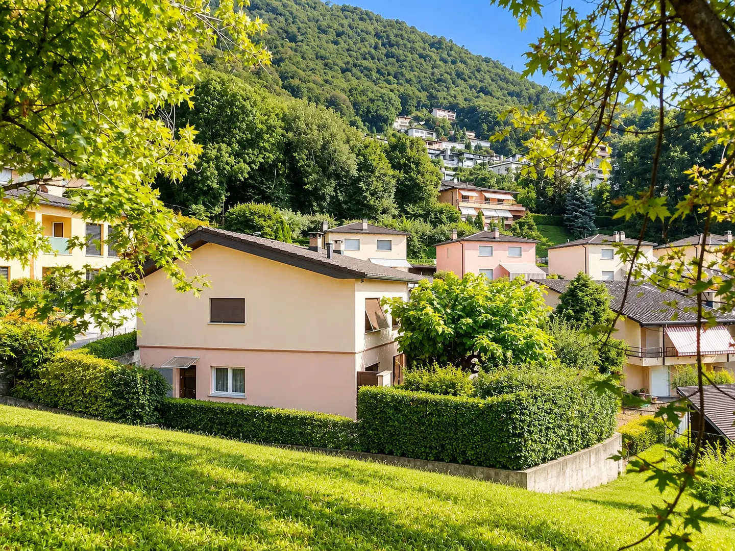 Einfamilienhaus mit großen Räumen, Garten und offener Aussicht auf die Berge - Foto 1 von 40