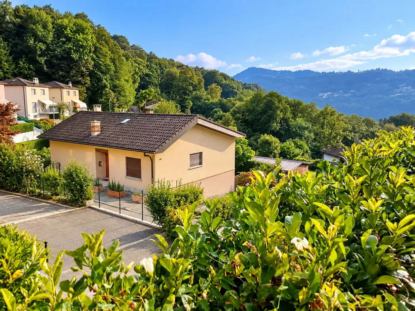 Einfamilienhaus mit großen Räumen, Garten und offener Aussicht auf die Berge - Foto 2 von 40