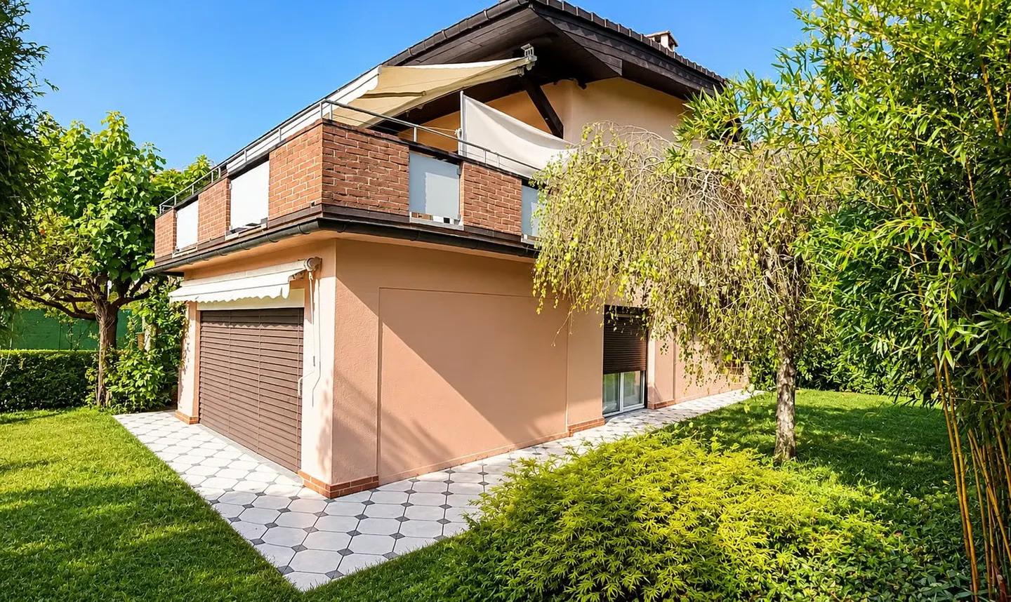 Einfamilienhaus mit großen Räumen, Garten und offener Aussicht auf die Berge - Foto 3 von 40