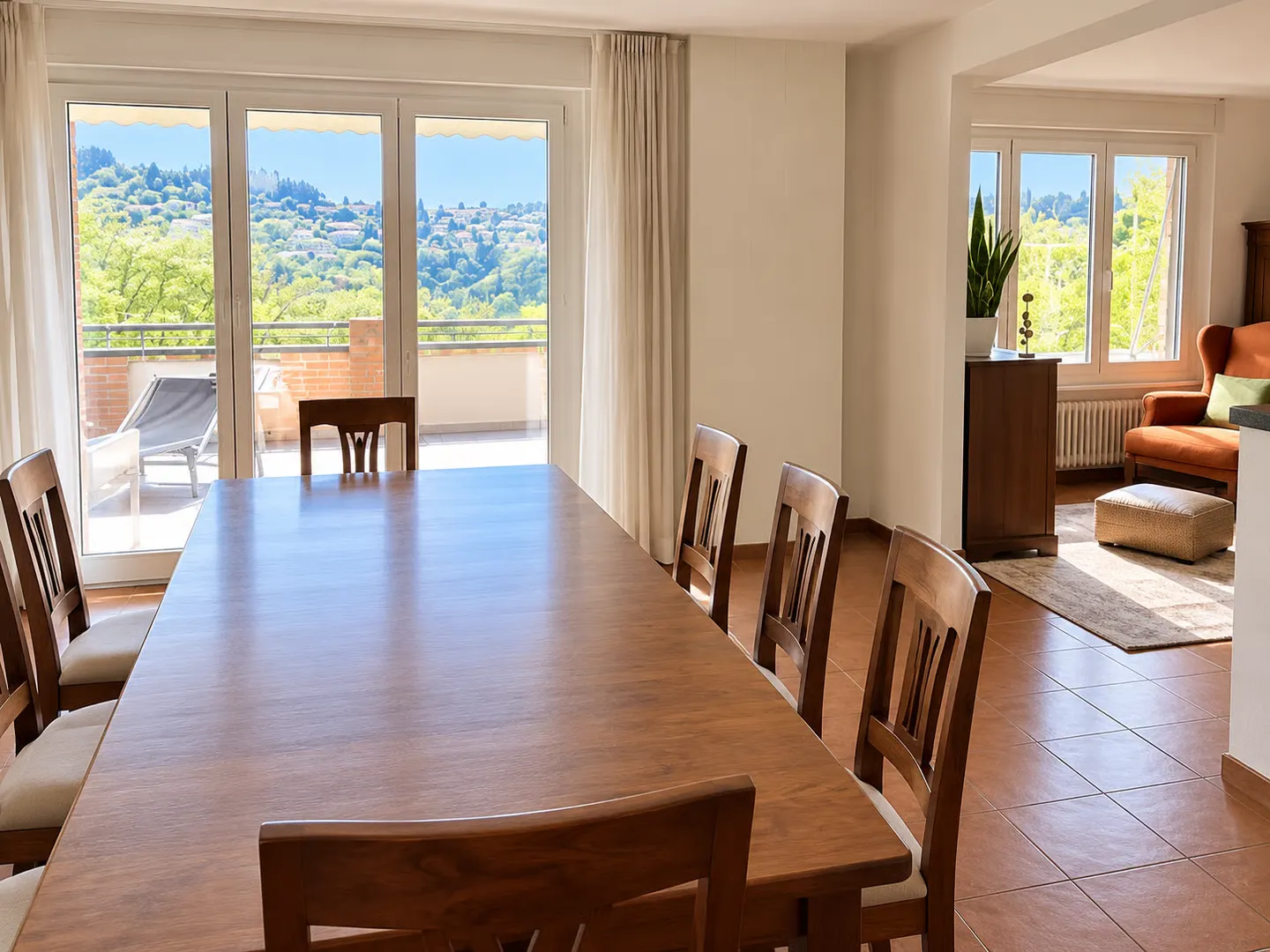 Einfamilienhaus mit großen Räumen, Garten und offener Aussicht auf die Berge - Foto 9 von 40