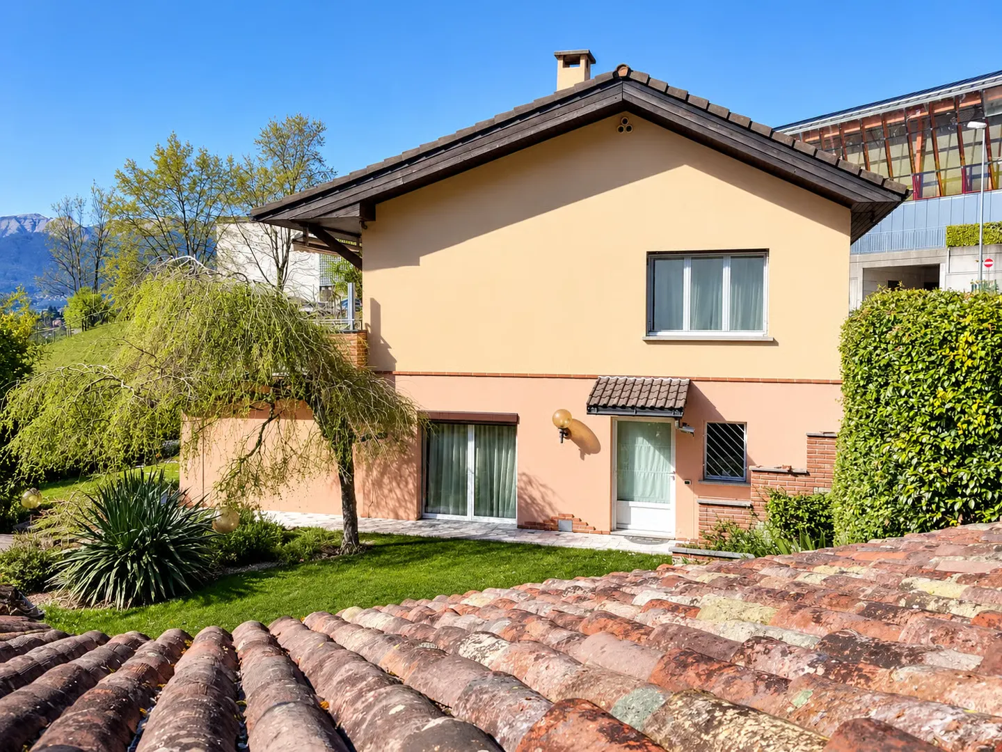 Einfamilienhaus mit großen Räumen, Garten und offener Aussicht auf die Berge - Foto 4 von 40