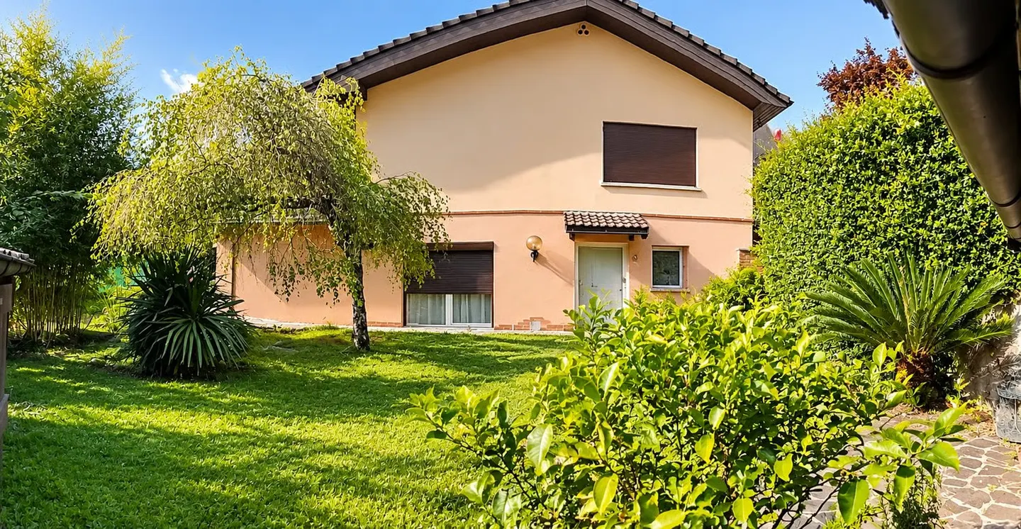 Einfamilienhaus mit großen Räumen, Garten und offener Aussicht auf die Berge - Foto 5 von 40