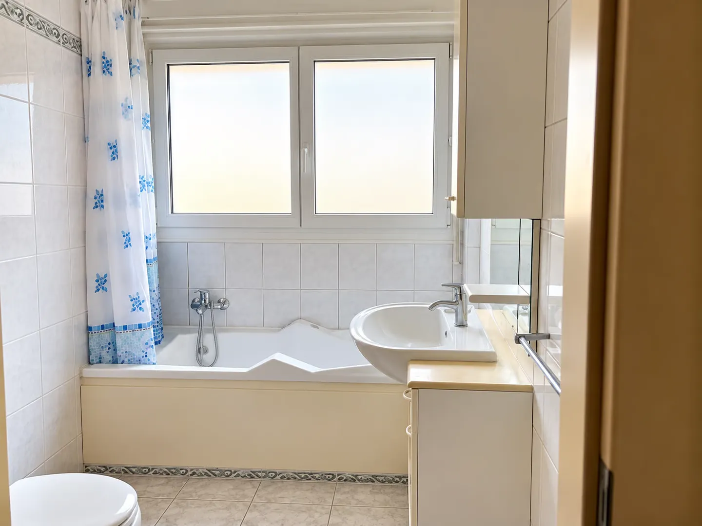 Einfamilienhaus mit großen Räumen, Garten und offener Aussicht auf die Berge - Foto 15 von 40