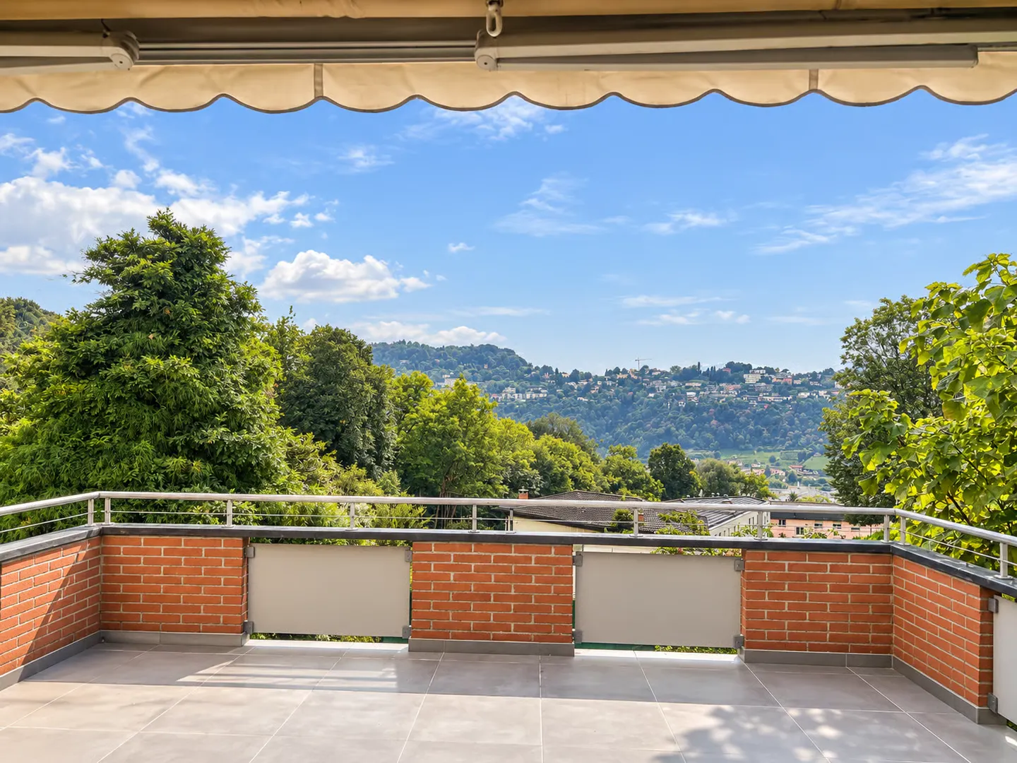 Einfamilienhaus mit großen Räumen, Garten und offener Aussicht auf die Berge - Foto 32 von 40