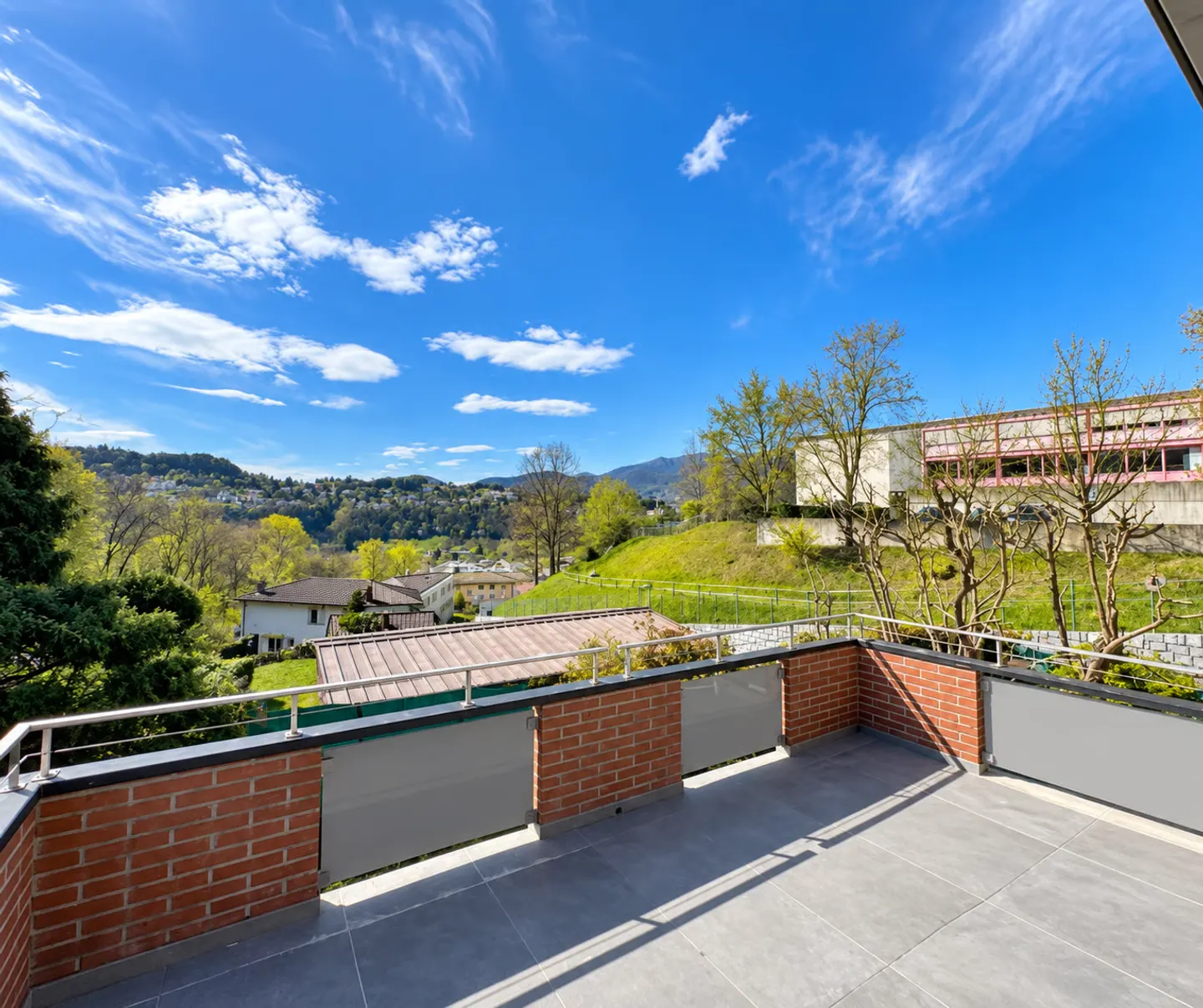 Einfamilienhaus mit großen Räumen, Garten und offener Aussicht auf die Berge - Foto 33 von 40
