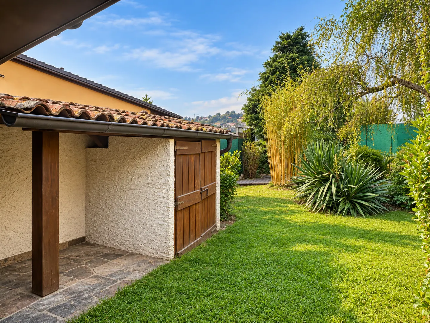 Einfamilienhaus mit großen Räumen, Garten und offener Aussicht auf die Berge - Foto 34 von 40