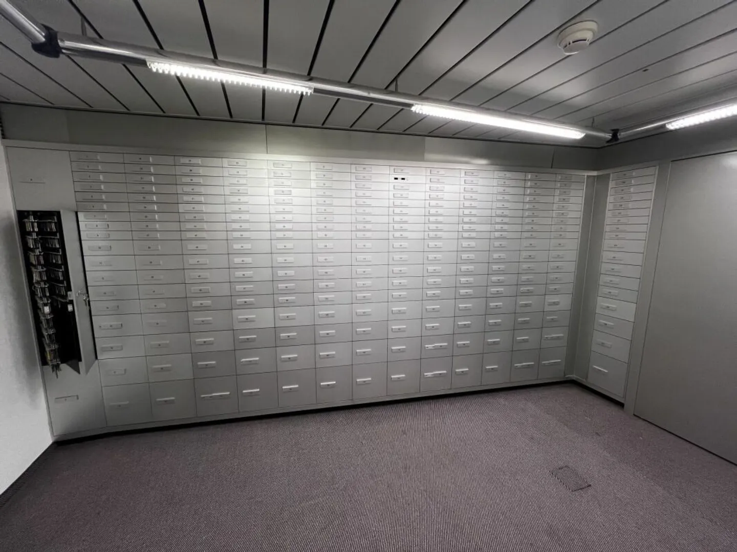 Stanza di sicurezza con armadietti in una ex banca a Liestal in affitto - Foto 1 di 2