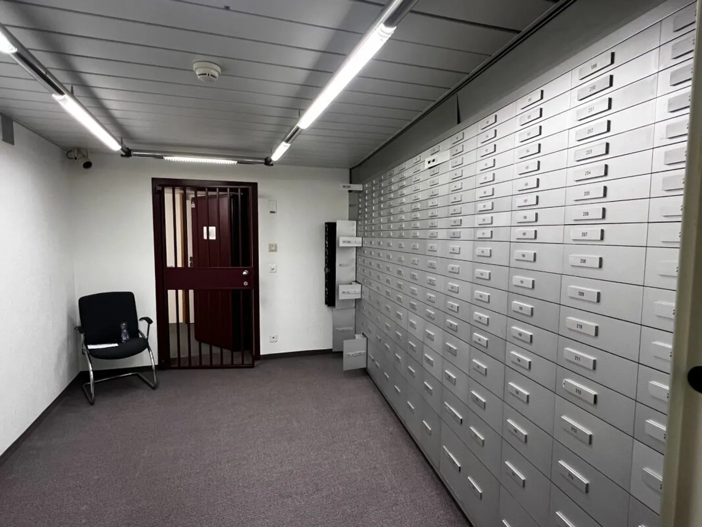 Stanza di sicurezza con armadietti in una ex banca a Liestal in affitto - Foto 2 di 2