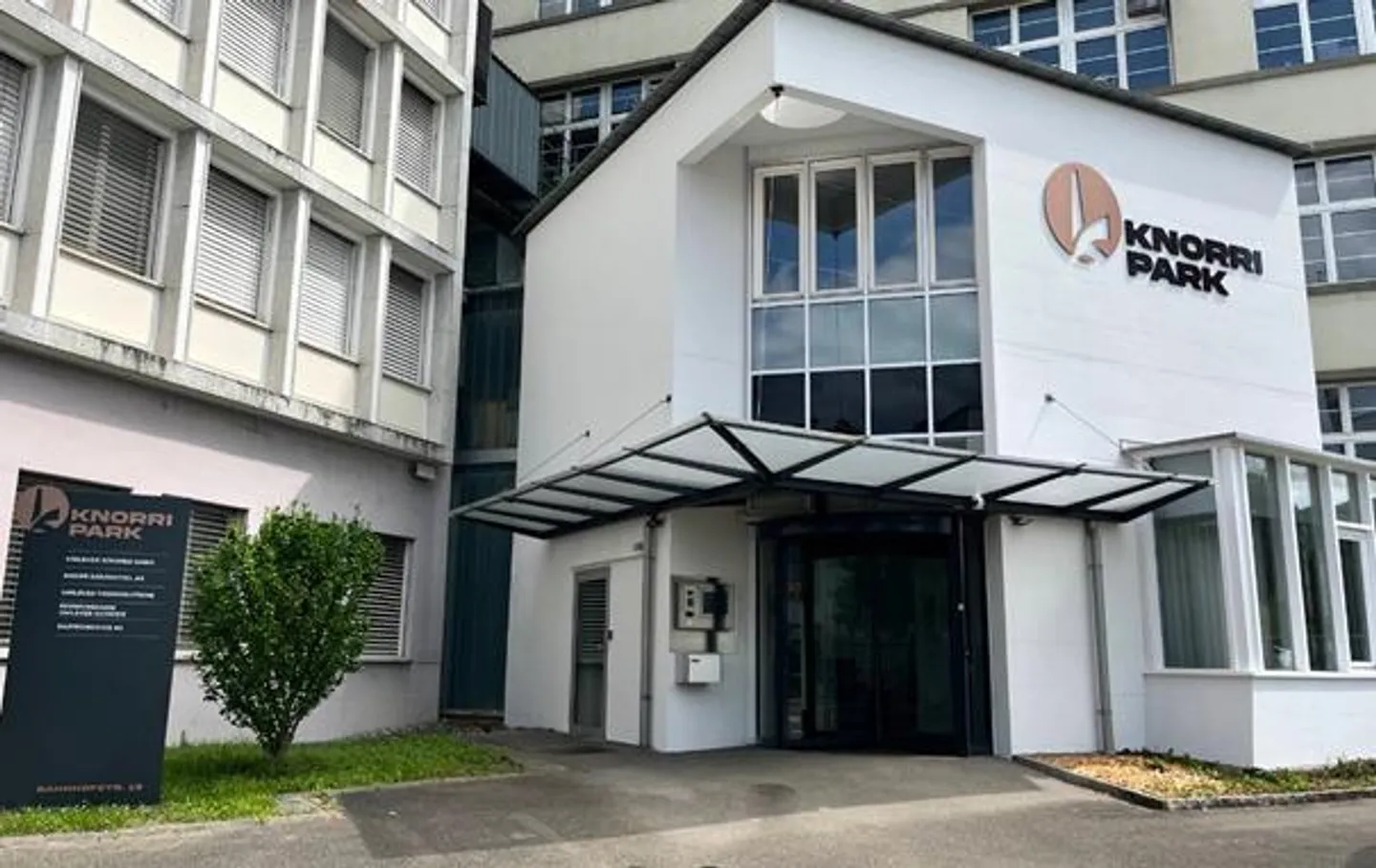 Spacious office spaces in prime location in Thayngen - Photo 2 of 8