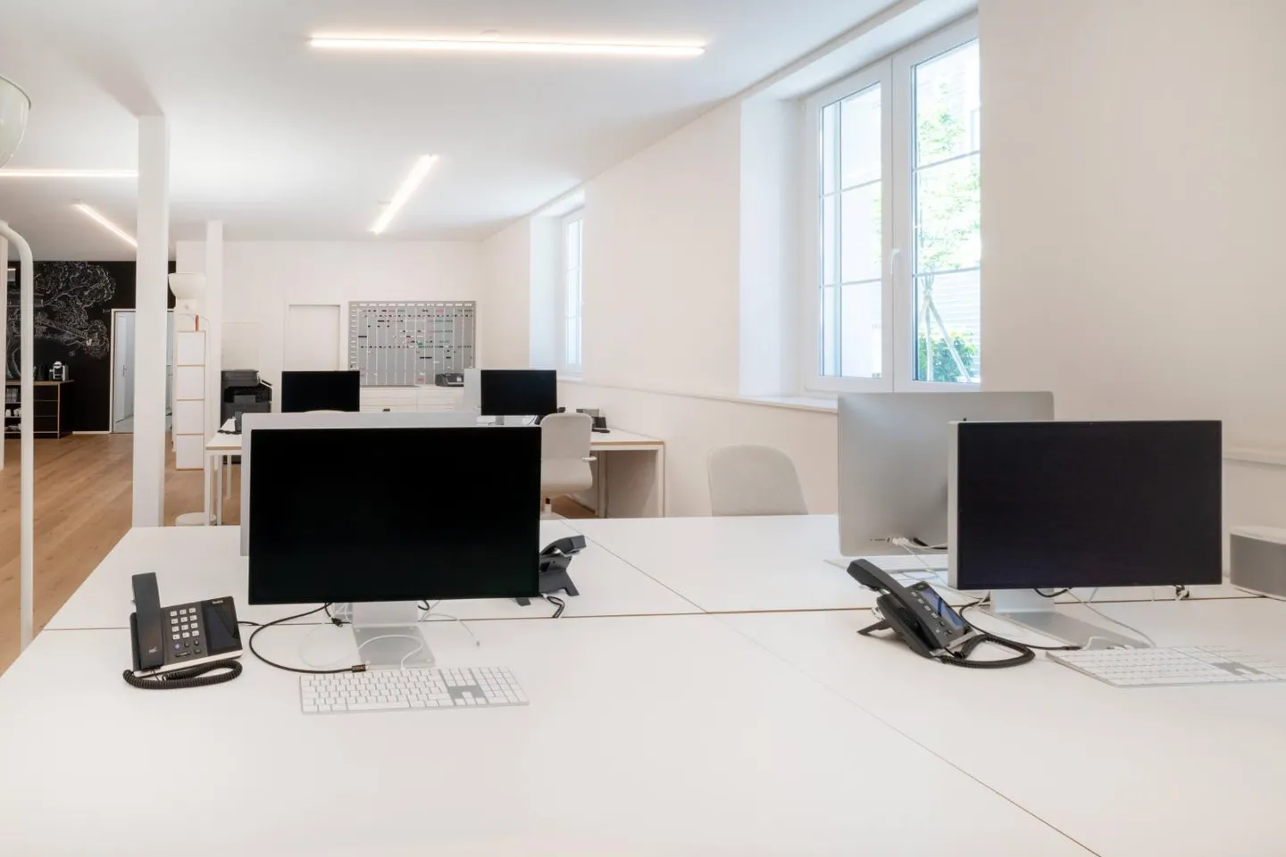 Commencez maintenant : espace commercial attrayant au rez-de-chaussée - Photo 1 sur 13