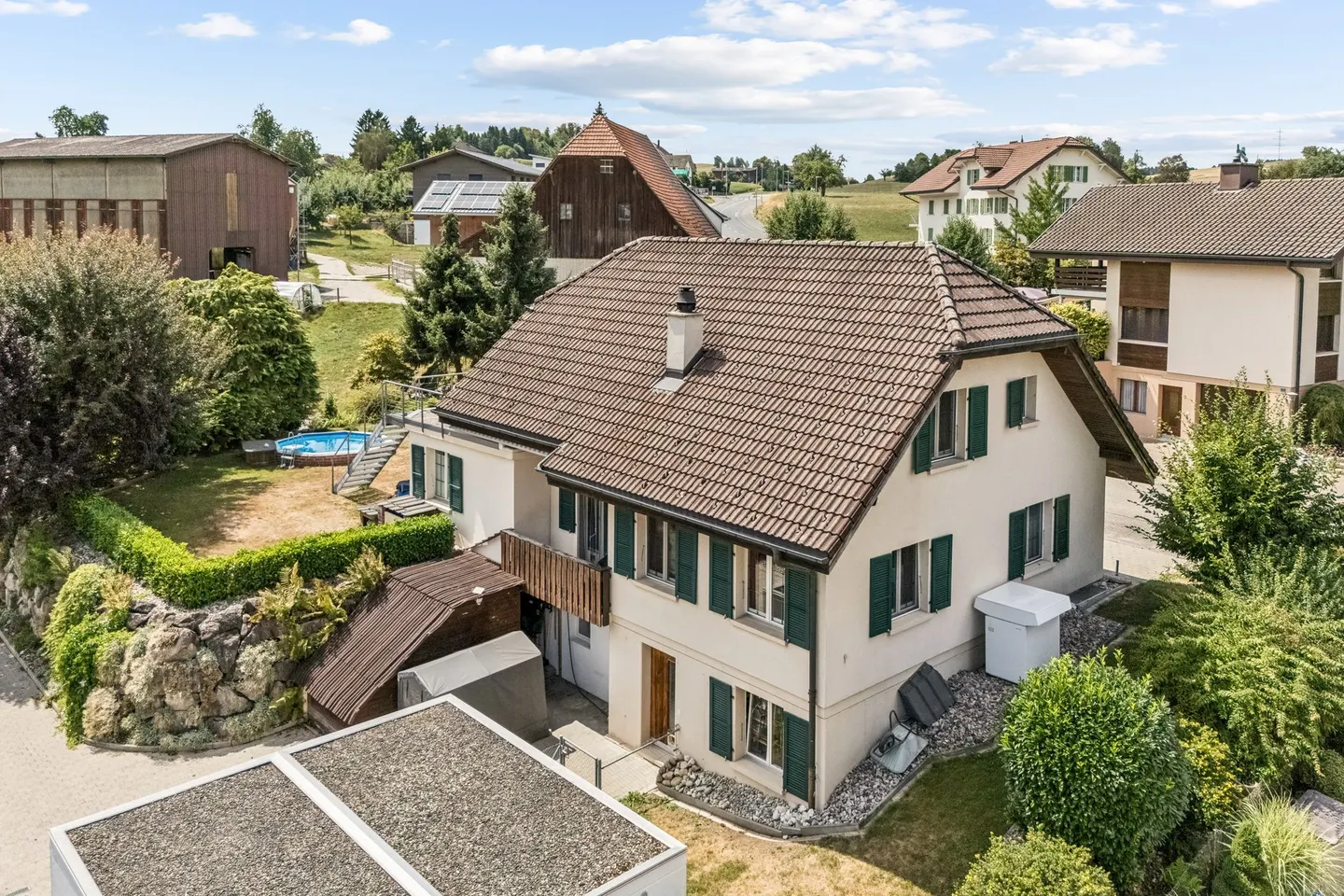 Plenty of Space for Family, Hobbies, and Leisure - Photo 2 of 12