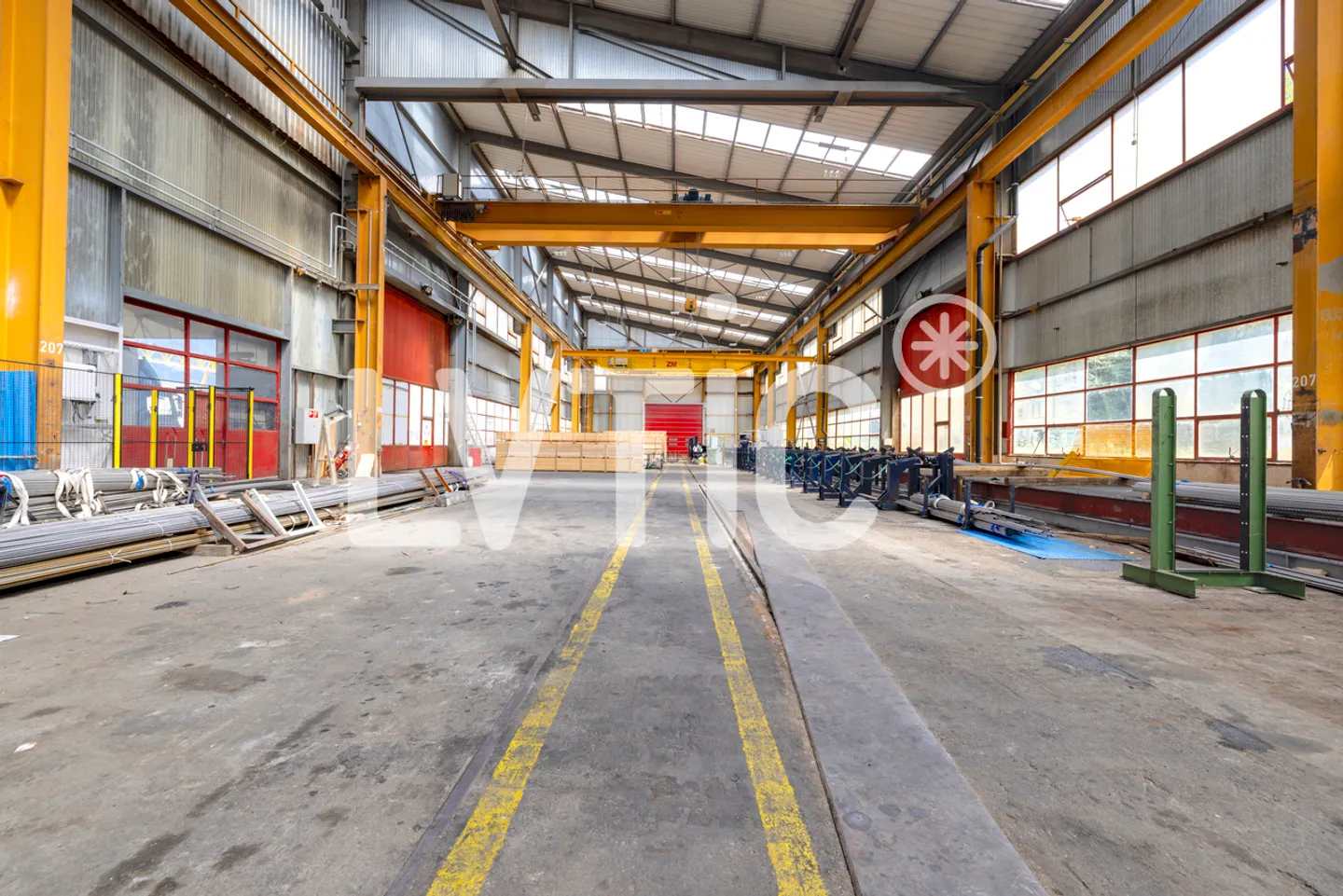 Capannoni, magazzini, laboratori di 15.000 m2 divisibili in affitto ad Aigle - Foto 2 di 26