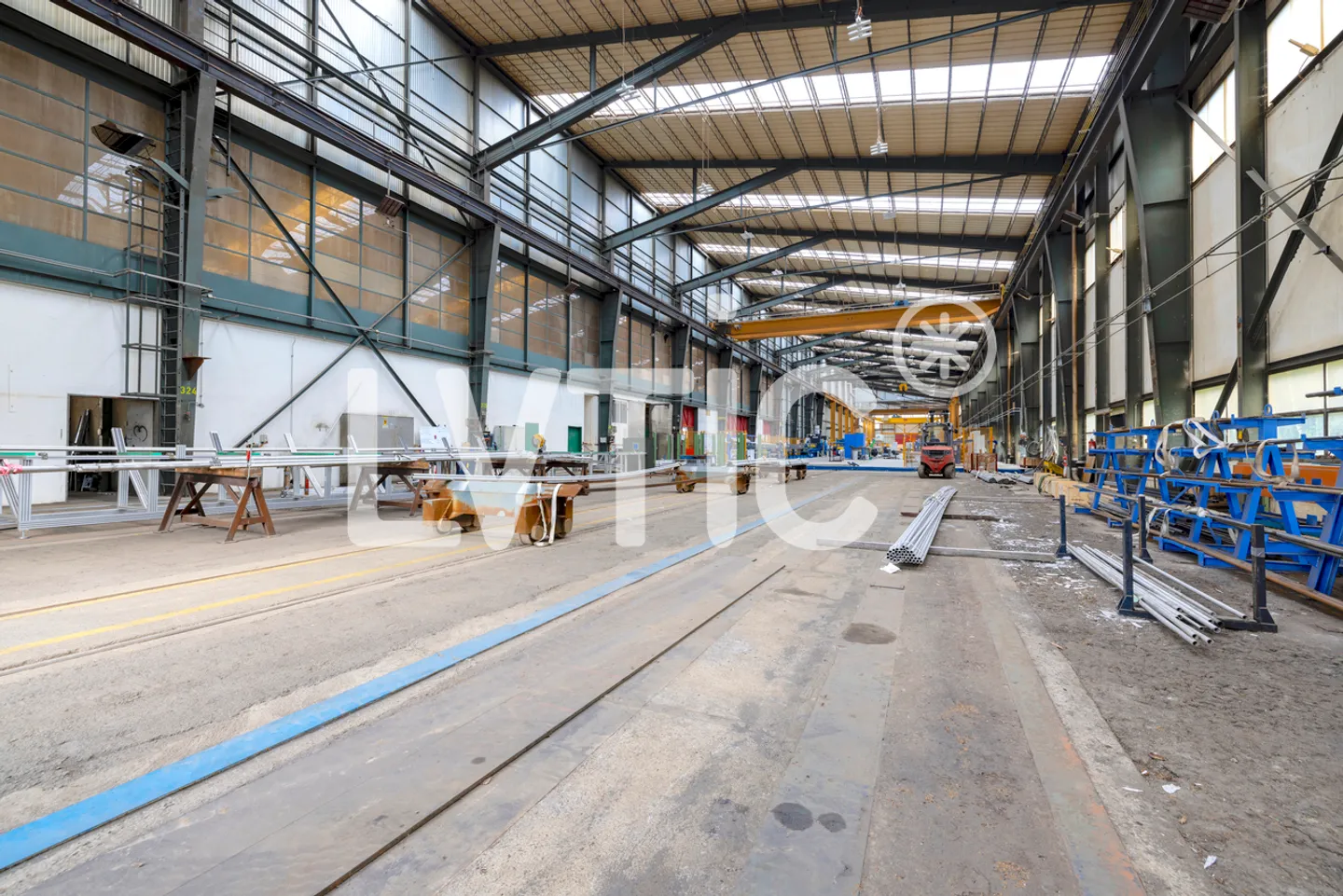 Capannoni, magazzini, laboratori di 15.000 m2 divisibili in affitto ad Aigle - Foto 3 di 26