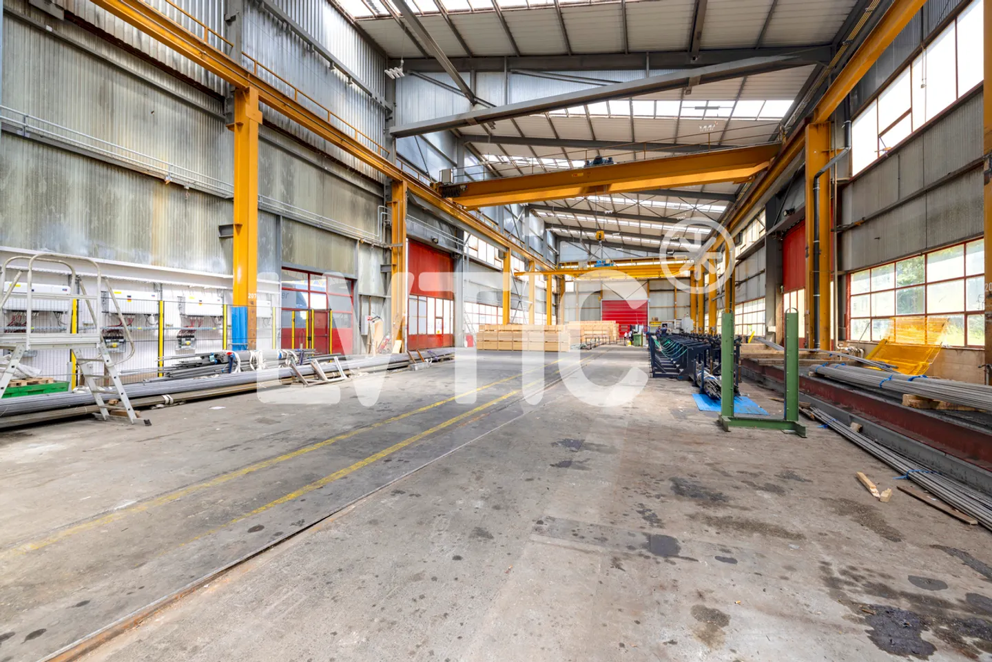 Capannoni, magazzini, laboratori di 15.000 m2 divisibili in affitto ad Aigle - Foto 9 di 26