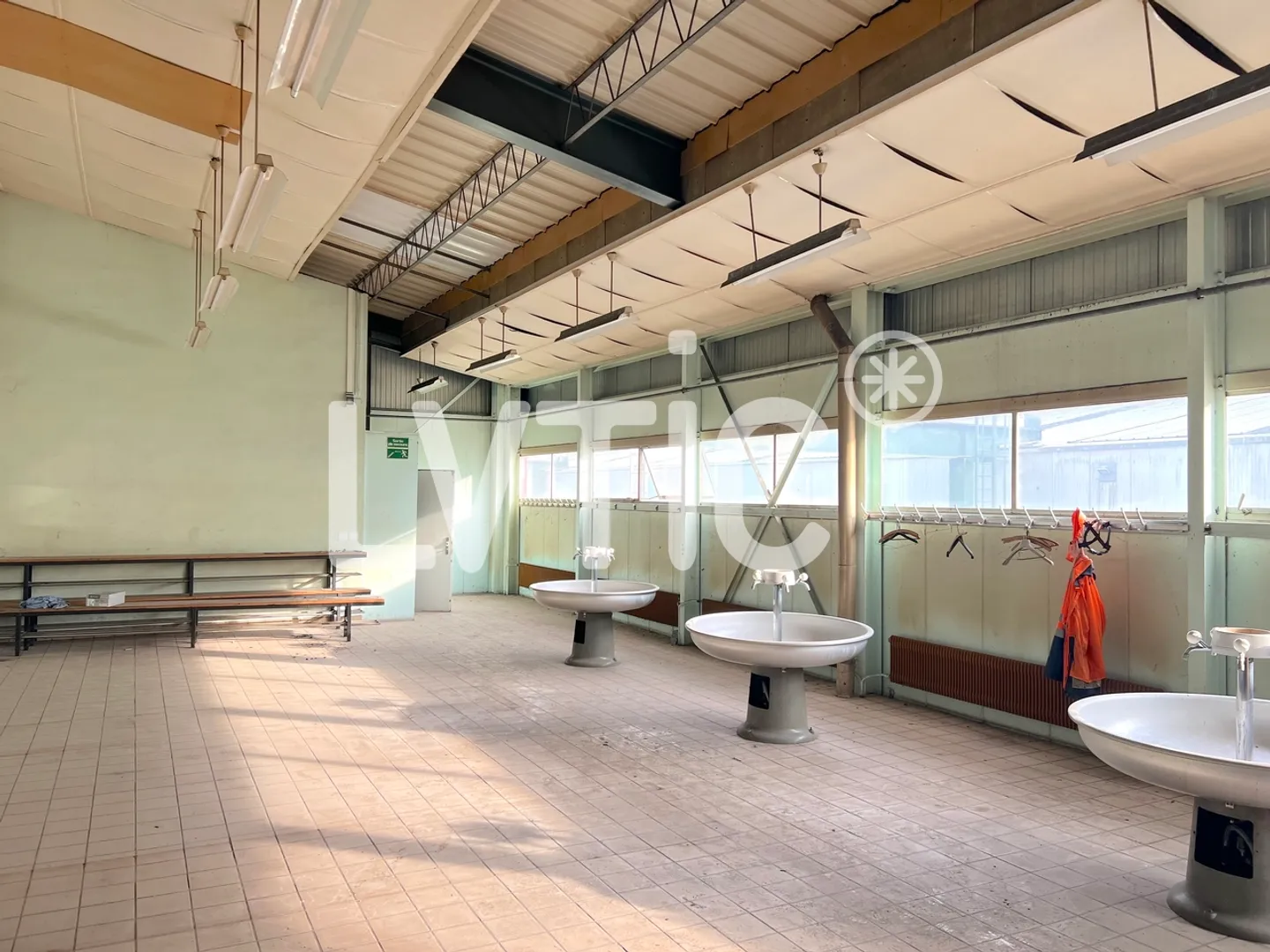 Capannoni, magazzini, laboratori di 15.000 m2 divisibili in affitto ad Aigle - Foto 19 di 26