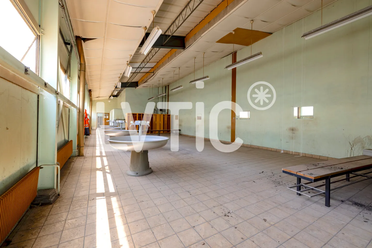 Capannoni, magazzini, laboratori di 15.000 m2 divisibili in affitto ad Aigle - Foto 21 di 26