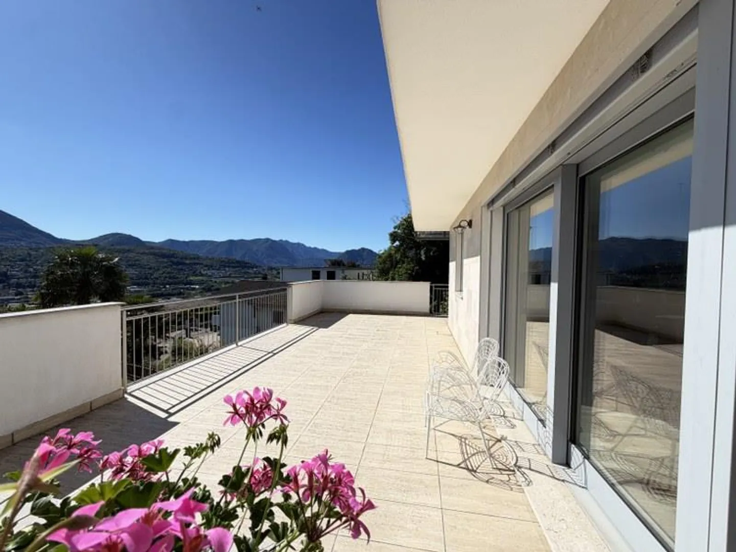 Villa con stanze luminose e una magnifica terrazza panoramica - Foto 1 di 13