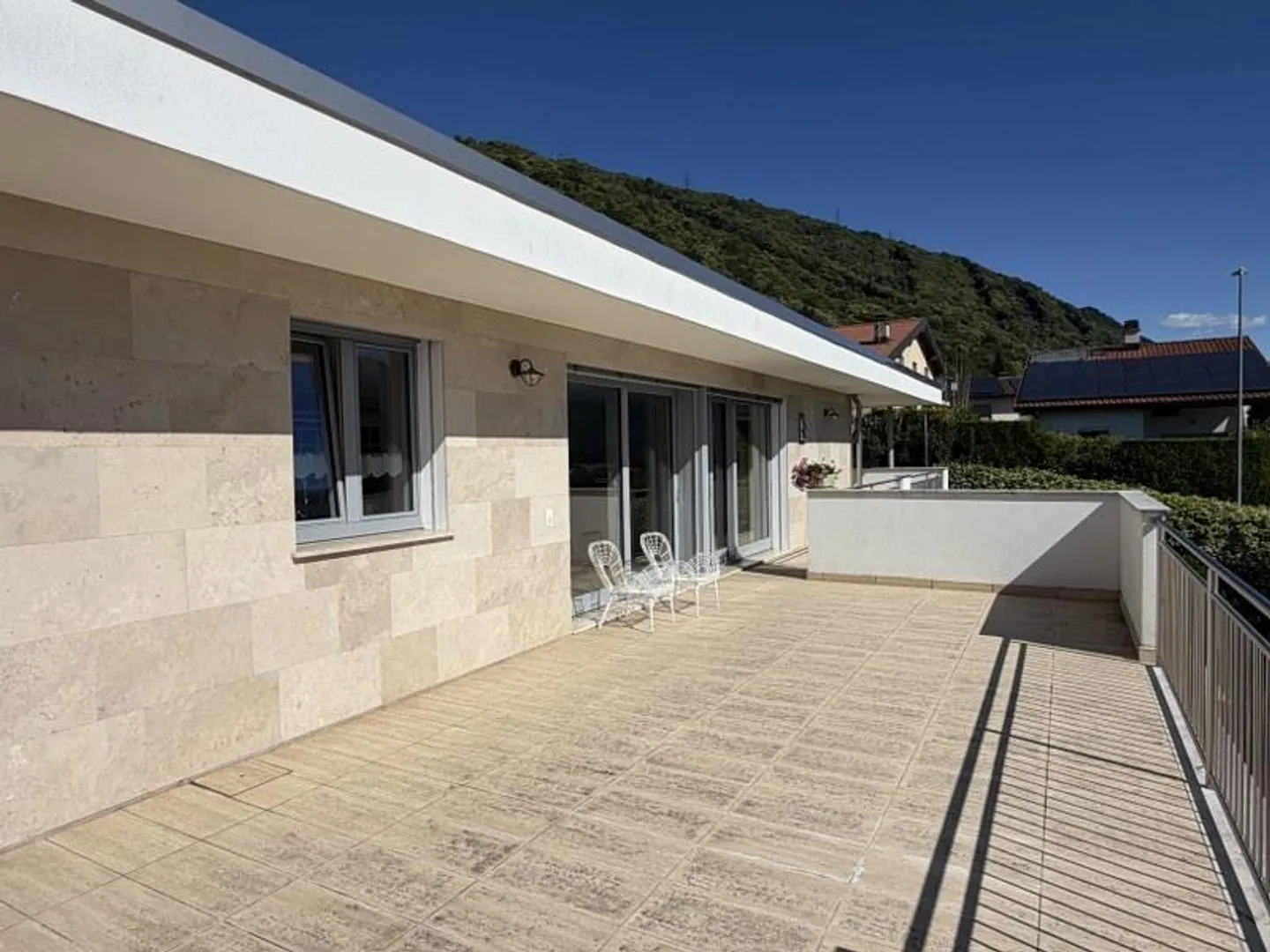 Villa con stanze luminose e una magnifica terrazza panoramica - Foto 4 di 13