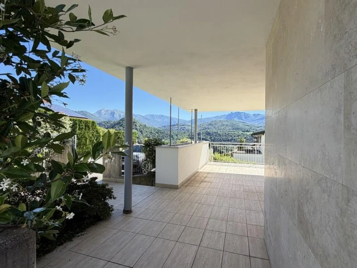 Villa con stanze luminose e una magnifica terrazza panoramica - Foto 5 di 13