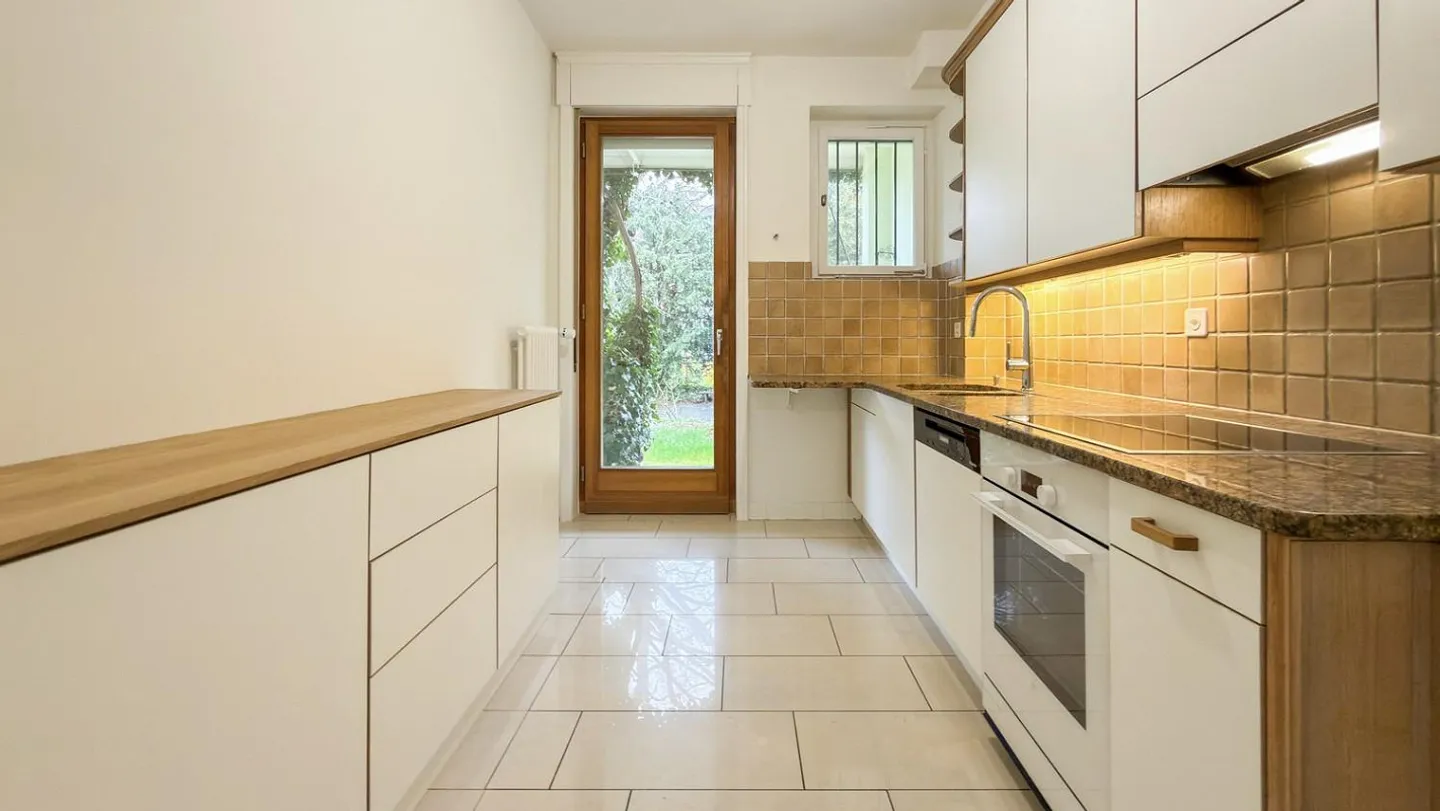 Stylish 6-Room Townhouse in Basel-St. Johann - Photo 3 of 12